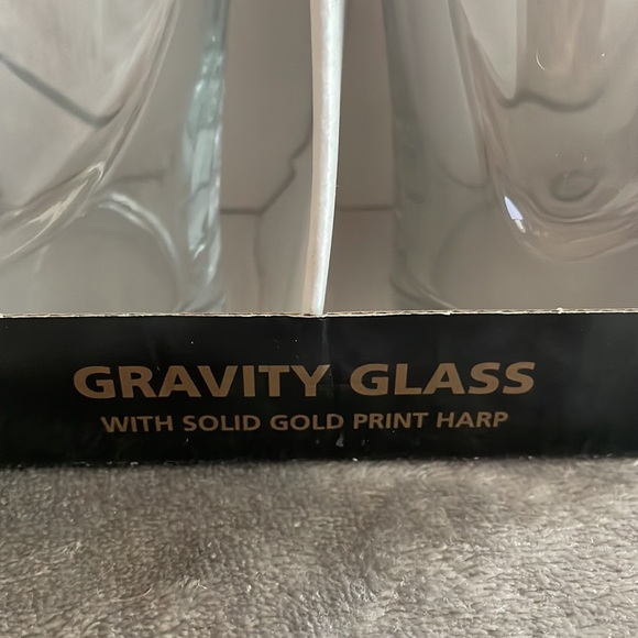 Guinness Pint Glasses 20oz Gravity Glass Gold Print Embossed Harp Set of 2 - Picture 3 of 8